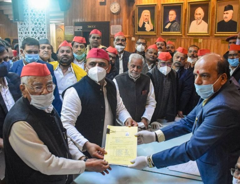 विधान परिषद चुनाव के लिए समाजवादी पार्टी के प्रत्याशियों ने नामांकन पत्र किया दाखिल