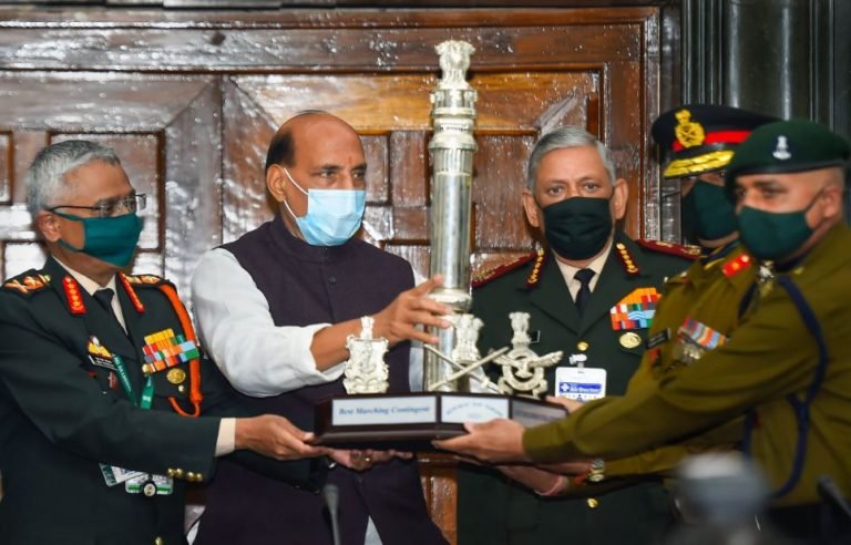 गणतंत्र दिवस परेड : जाट रेजिमेंटल सेंटर, दिल्ली पुलिस को सर्वश्रेष्ठ दस्ते की ट्रॉफी