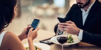 EAT FOOD WHILE USE MOBILE