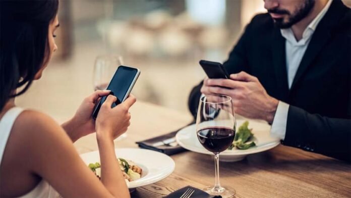 EAT FOOD WHILE USE MOBILE EAT FOOD WHILE USE MOBILE