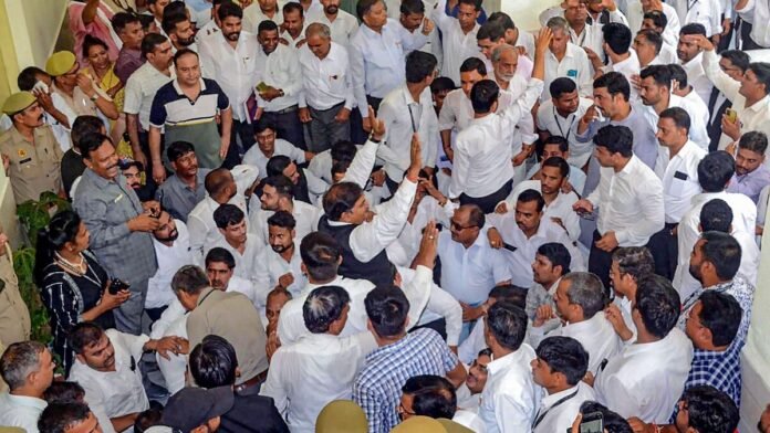 hapur lawyers protest