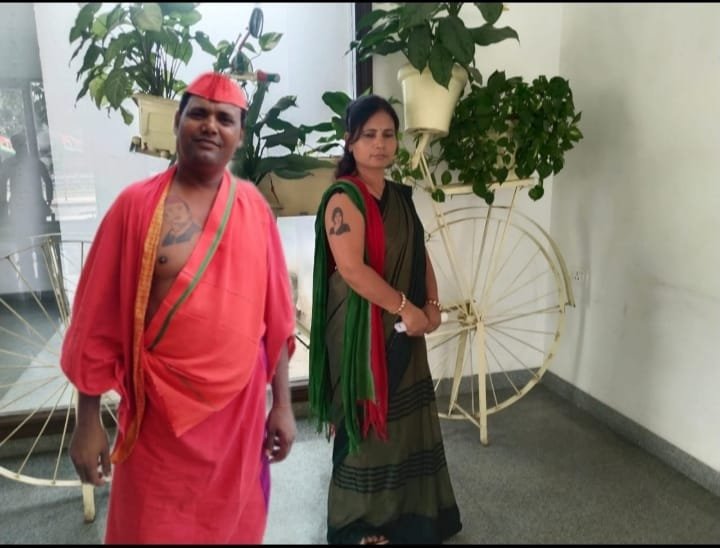 औरैया में दंपति ने समाजवादी भक्ति की अनोखी मिसाल पेश की, पति ने अखिलेश का तो पत्नी ने डिंपल का टैटू बनवाया