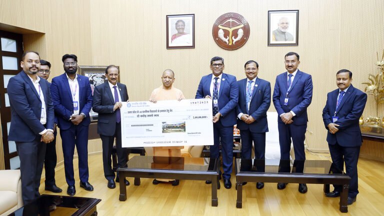 सीएम योगी से मिले एसबीआई के चेयरमैन, 40 प्राथमिक विद्यालयों के विकास के लिए दी ₹2 करोड़ की सहायता राशि