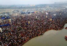 बिहार: अंतिम दिन उगते सूर्य को अर्घ्य देने घाटों पर उमड़े श्रद्धालु