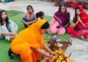 व्रतियों ने किया खरना, आज डूबते सूर्य को दिया जायेगा अर्घ्य