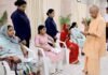 जनता दर्शन में बुजुर्ग मां के साथ पहुंची होनहार बेटी, सीएम योगी ने कहा- पैसे की कमी से नहीं रुकेगा बीटेक का सपना, कराएं अच्छे संस्थान में दाखिला