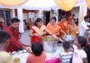 भक्तों ने प्रसाद में बांटी पूड़ी-सब्जी, पिलायी शर्बत