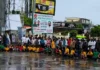 शिक्षकों की कमी और अव्यवस्थाओं के खिलाफ छात्राओं का धरना प्रदर्शन, बालागंज चौराहे पर बारिश में भी डटी रहीं छात्राएं
