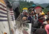 हिमाचल में दर्दनाक हादसा: अनियंत्रित बस दूसरी सड़क पर गिरी, चालक-कंडक्टर समेत 7 लोगों की मौत