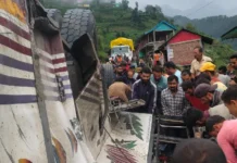 हिमाचल में दर्दनाक हादसा: अनियंत्रित बस दूसरी सड़क पर गिरी, चालक-कंडक्टर समेत 7 लोगों की मौत