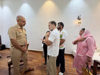 पैलेट गन से घायल युवक के मामले में FIR दर्ज करने के लिए डीसीपी कार्यालय पहुंचे राहुल गांधी