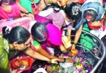 सावन की शिवरात्रि पर शिवालयों में उमड़े भक्त, किया जलाभिषेक