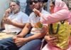 सांसद मार्ग थाने के बाहर राहुल गांधी धरने पर बैठे,पैलेट गन केस पर FIR दर्ज करने की मांग पर अड़े