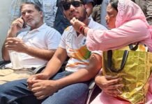 सांसद मार्ग थाने के बाहर राहुल गांधी धरने पर बैठे,पैलेट गन केस पर FIR दर्ज करने की मांग पर अड़े