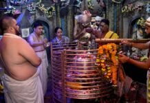 बम-बम भोले के जयकारों संग शिवालयों में उमड़ा भक्तों का हुजूम