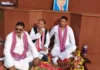 सपा विधायक विधान भवन परिसर में धरने पर बैठे,सरकार पर लगाया तानाशाही का आरोप
