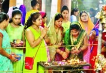 बुद्धेश्वर मंदिर में लगी भक्तों की कतार, खूब लगे जयकारे